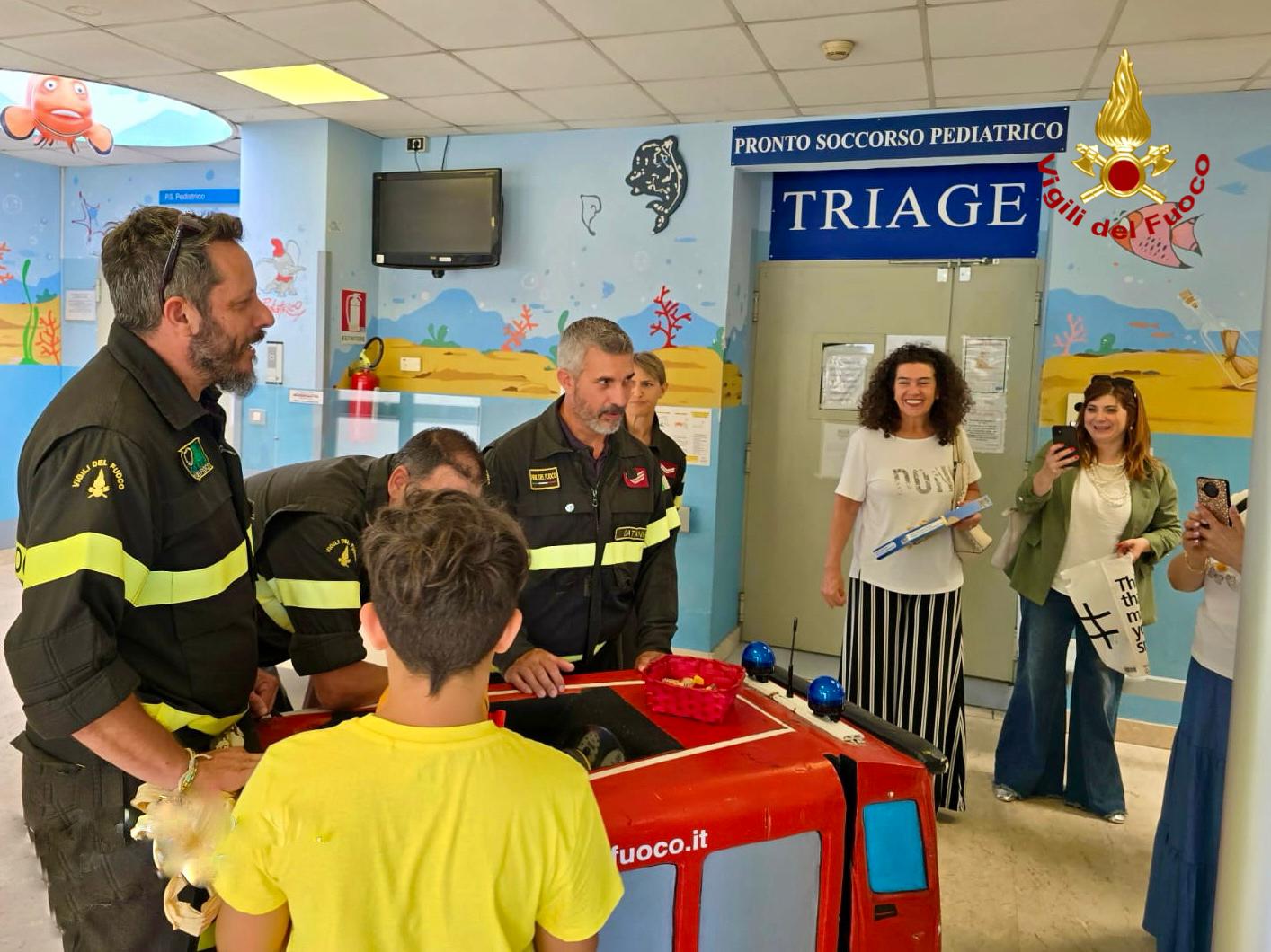 I VIGILI DEL FUOCO IN VISITA AL REPARTO DI PEDIATRIA DELL' OSPEDALE GARIBALDI DI NESIMA A CATANIA