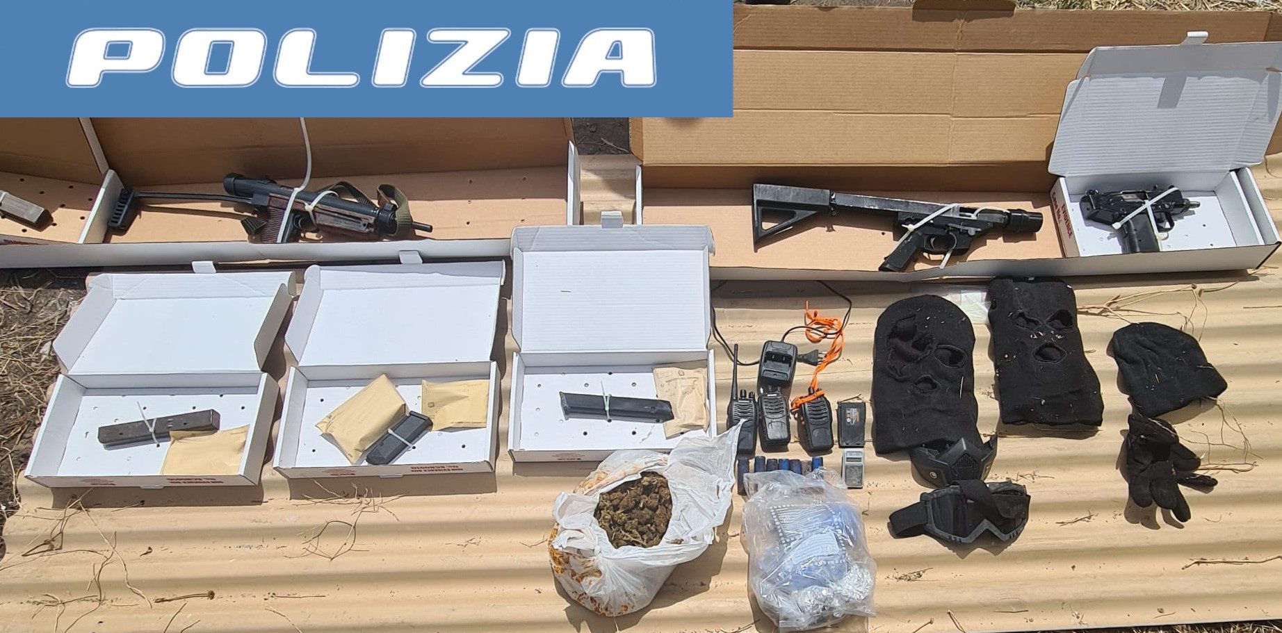 CATANIA. ARMI E DROGA IN UN TERRENO DEL QUARTIERE NESIMA: SCOPERTE E SEQUESTRATE DALLA POLIZIA DI STATO