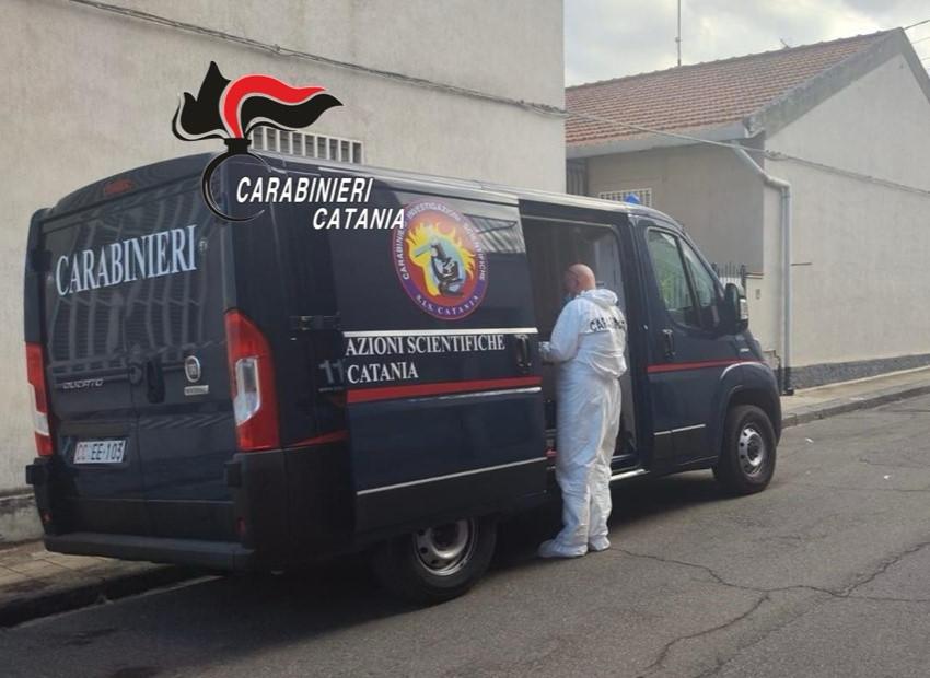 MASCALI: LITIGA COL VICINO CHE FA COMMENTI SULLA FIGLIA E LO UCCIDE COLPENDOLO ALLA GOLA CON UNA FORBICE, ARRESTATO