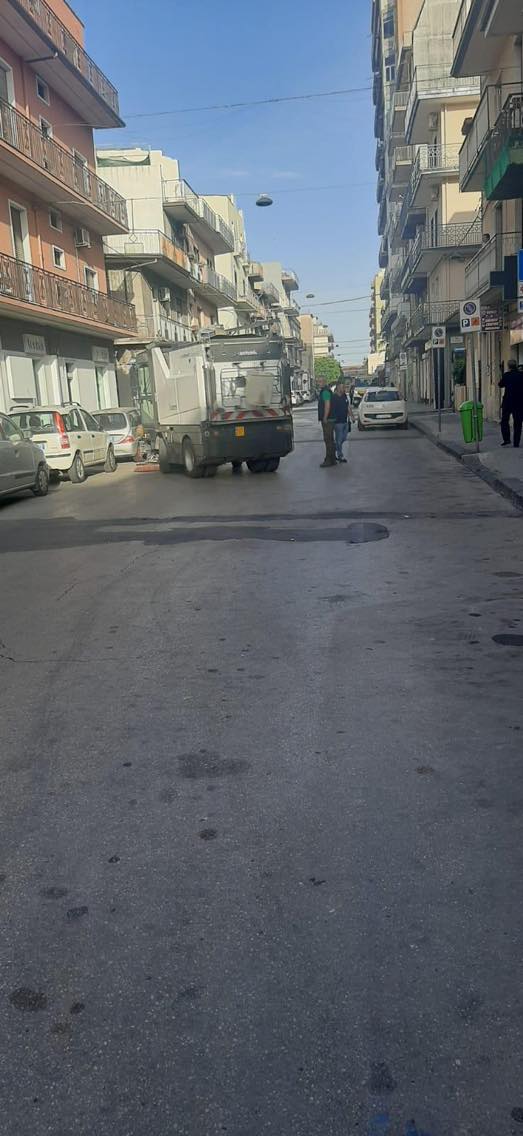 PATERNO'. AVVIATO IL NUOVO SERVIZIO DI SPAZZAMENTO MECCANICO DELLE STRADE URBANE: PRIMA GIORNATA CON TANTE  MULTE E RIMOZIONI