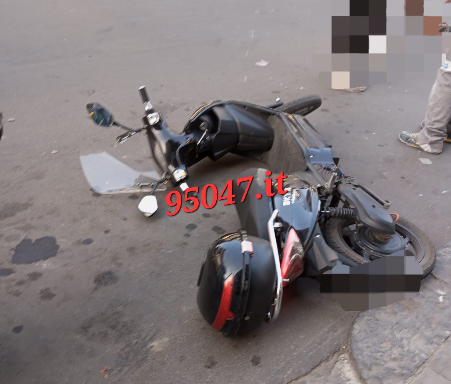 PATERNÒ: SCONTRO AUTO SCOOTER IN VIA SARDEGNA, FERITO UN GIOVANE