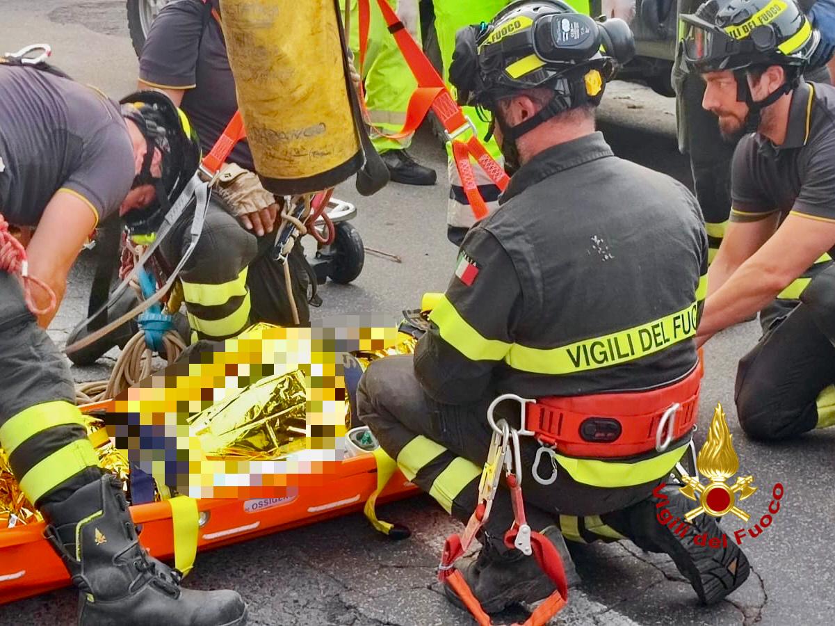 CATANIA, CADE IN UNO SCAVO E FA UN VOLO DI 10 METRI: SOCCORSO DAI VIGILI DEL FUOCO
