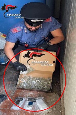 PATERNO'. IN GIRO SULLO SCOOTER CON LA MARIJUANA ADDOSSO, ARRESTATO 19 ENNE