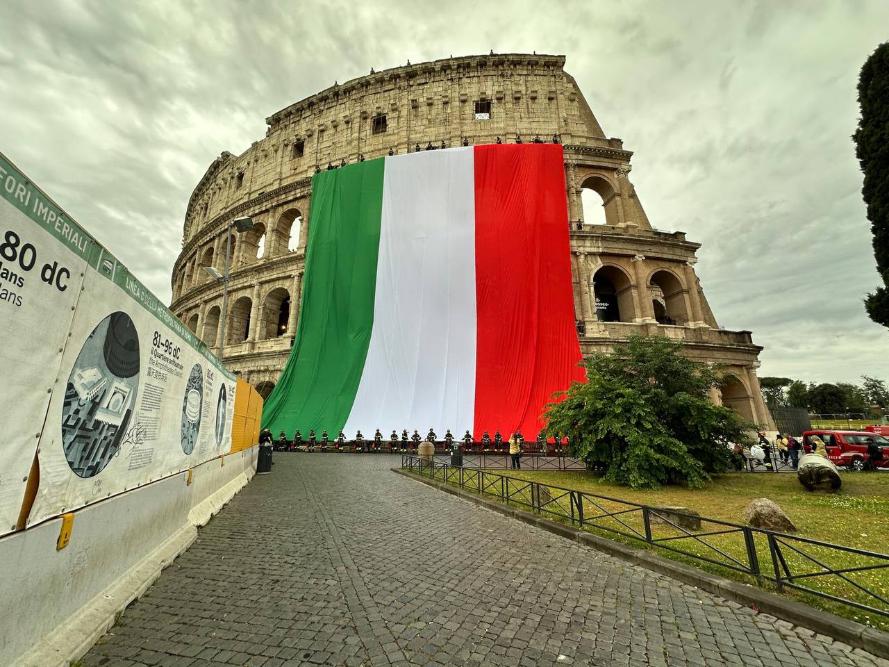 FESTA DELLA REPUBBLICA, VIGILI DEL FUOCO CALANO SUL COLOSSEO TRICOLORE DI 2.000 METRI QUADRATI