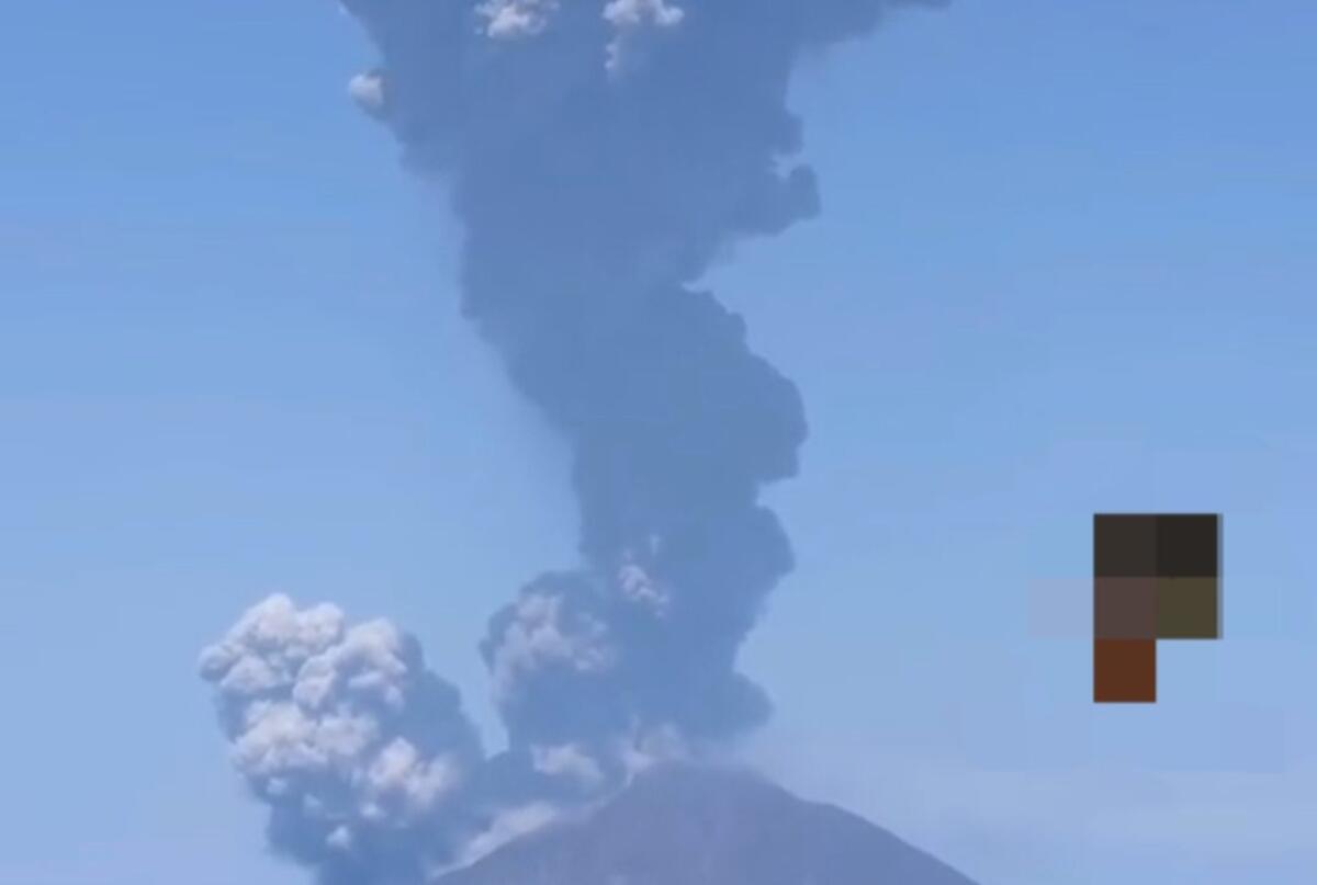 FORTE ESPLOSIONE SULLO STROMBOLI, NUBE DI FUMO E CENERE - 