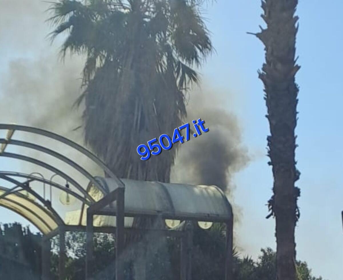 PATERNO'. INCENDIO IN LARGO ASSISI: FIAMME ALTISSIME, VIGILI DEL FUOCO SUL POSTO - 