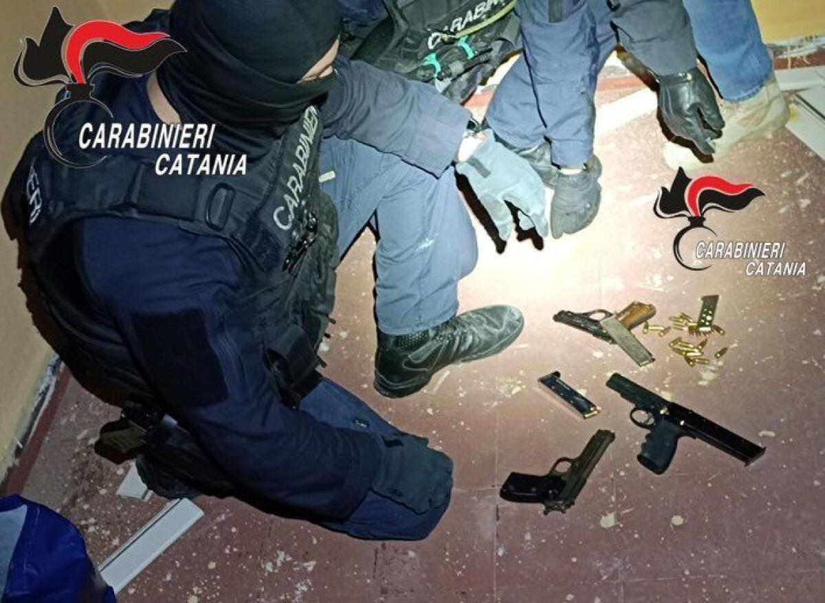 CATANIA. SI FA UN SELFIE MENTRE TIENE IN MANO UNA PISTOLA: ARRESTATO 26ENNE - 