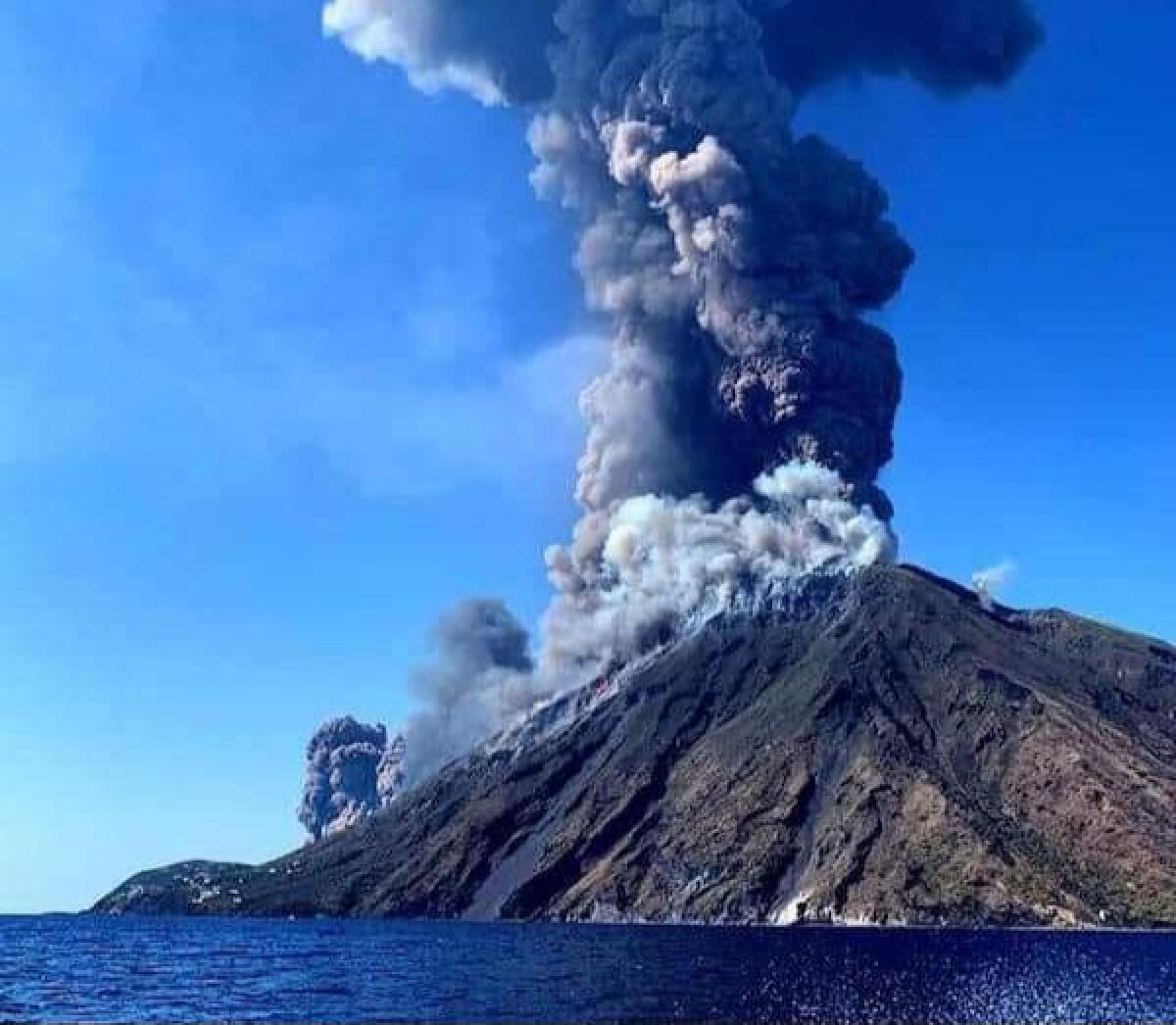 STROMBOLI. ALLERTA ROSSA NELLA ZONA TIRRENICA, RISCHIO MAREMOTO ALLERTATI I SINDACI - 