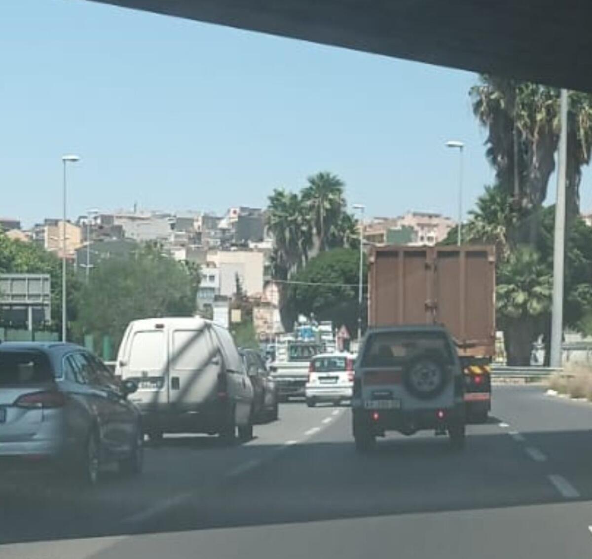 TAMPONAMENTO A CATENA SULLA SS121 , LUNGHE CODE - 