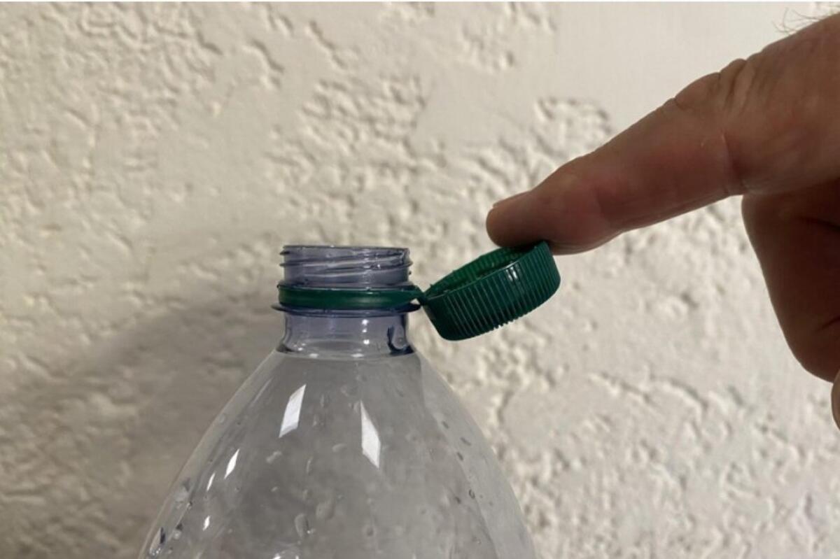 SCATTATO L'OBBLIGO DEI TAPPI ATTACCATI SULLE BOTTIGLIE - 