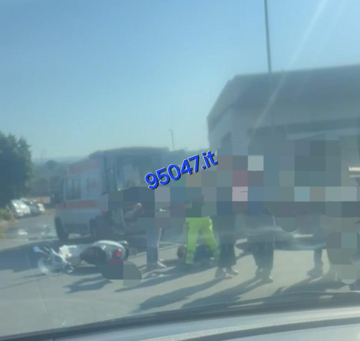 INCIDENTE A PATERNÒ: SCONTRO TRA AUTO E MEZZO A DUE RUOTE IN VIALE DEI PLATANI - 