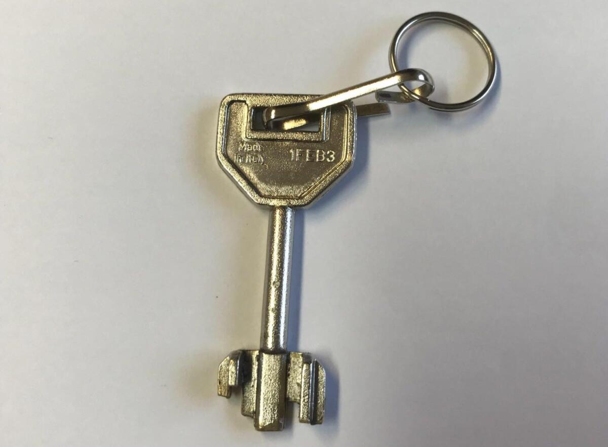 PATERNO'. QUESTA CHIAVE  È STATA TROVATA NEI PRESSI DEL PALAZZO DI CITTÀ, ZONA ARDIZZONE. - 