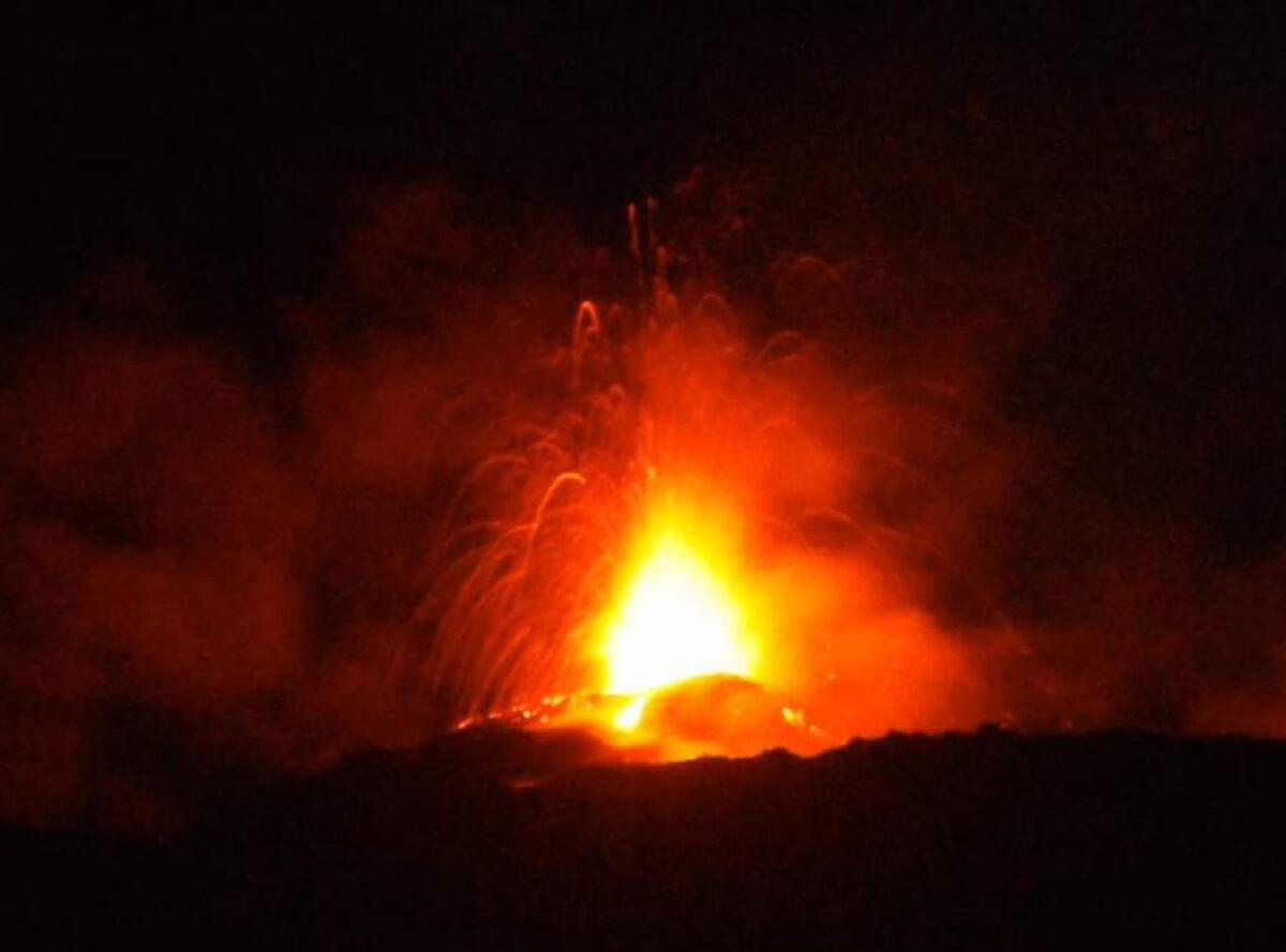 FONTANA DI LAVA IN CORSO AL CRATERE VORAGINE CON EMISSIONE DI CENERE VERSO ESE E TRABOCCO LAVICO DAL CRATERE BOCCA NUOVA - 