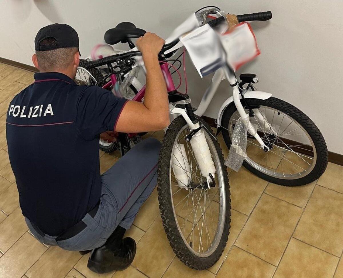 CATANIA: CERCA DI PORTARE VIA DUE BICICLETTE DA UN SUPERMERCATO: BLOCCATO E DENUNCIATO - 