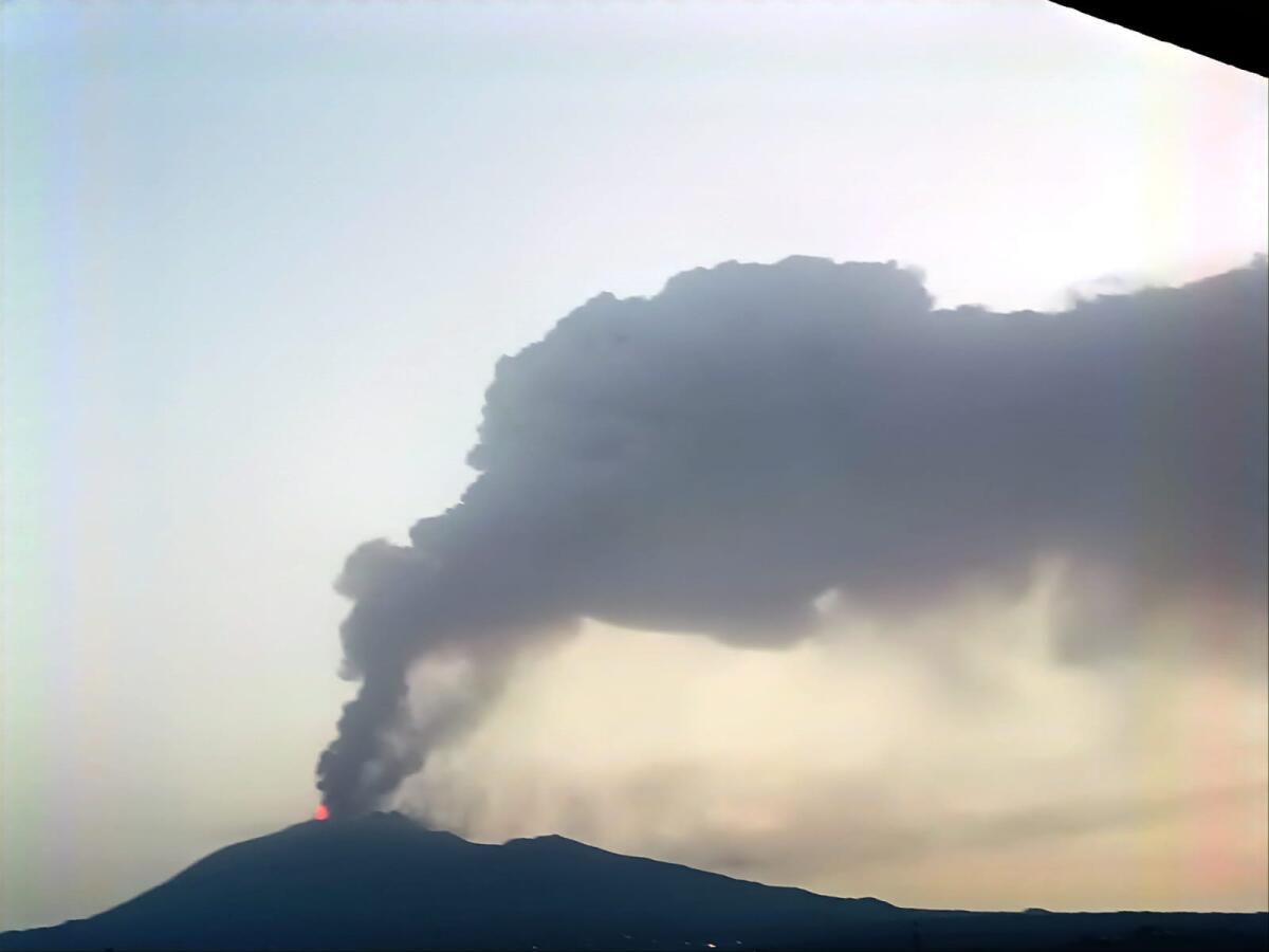 NUOVA MAESTOSA ERUZIONE DELL’ETNA: FONTANA DI LAVA E BOATI SVEGLIANO I PAESI ETNEI. - 