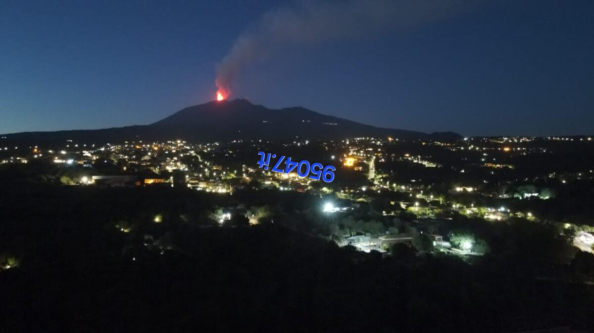 INTENSIFICAZIONE DELL'ATTIVITÀ STROMBOLIANA AL CRATERE VORAGINE DELL'ETNA: FONTANA DI LAVA E EMISSIONI DI CENERE IN DIREZIONE SSE - 