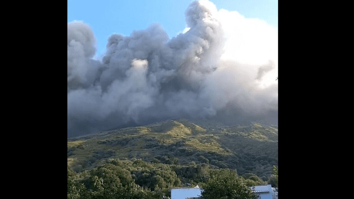 STROMBOLI, ESPLOSIONE CON COLATA LAVICA E CENERE SU SCIARA DEL FUOCO - 