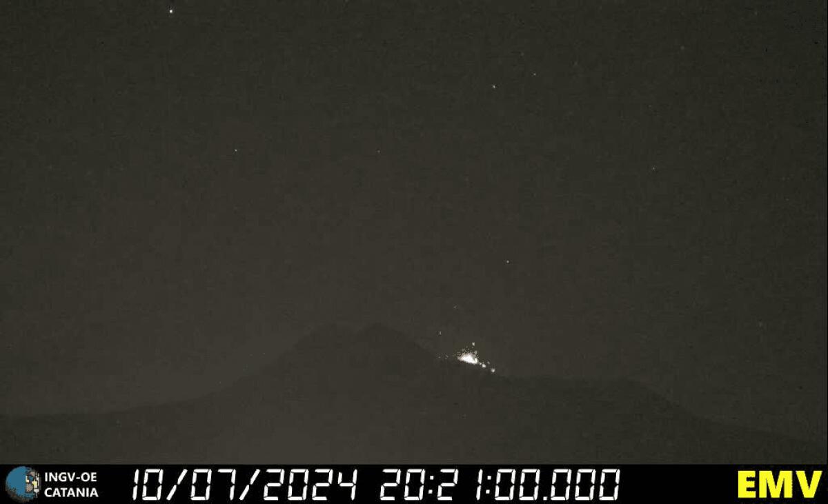 L'ETNA TORNA A FARSI SENTIRE: NUOVO SBUFFO DI CENERE E LEGGERA ATTIVITÀ STROMBOLIANA - 