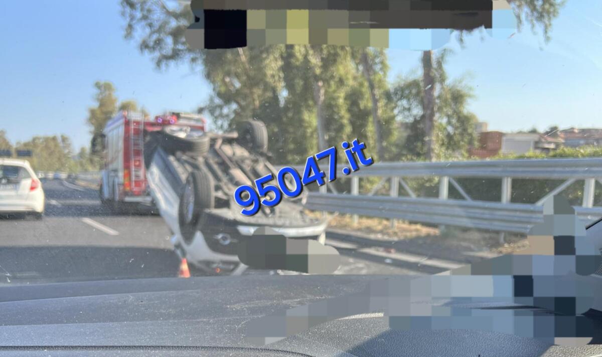 ENNESSIMO INCIDENTE A18, AUTO RIBALTATA NEI PRESSI DELLO SVINCOLO DI ACIREALE: CODE E TRAFFICO IN TILT - 