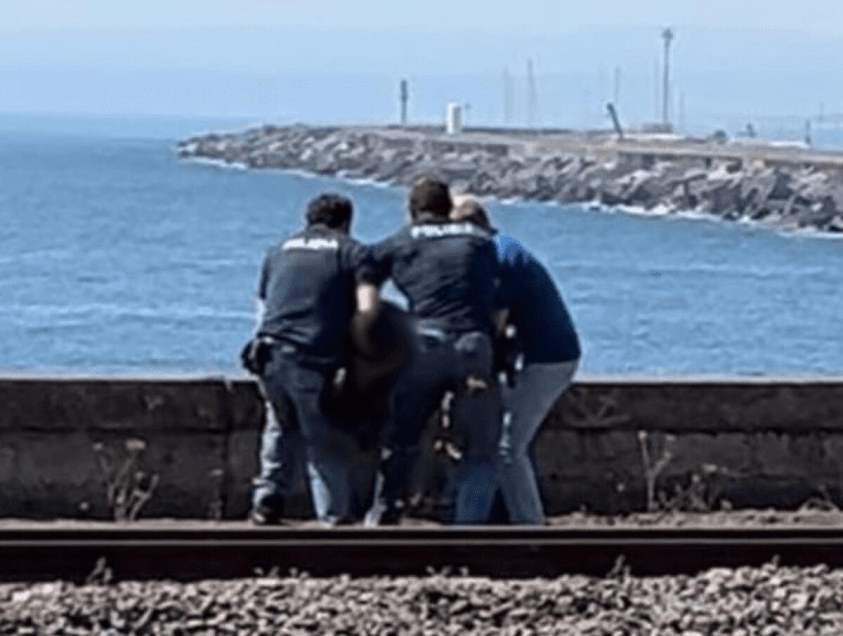 CATANIA. PENSA DI TOGLIERSI LA VITA LANCIANDOSI NEL VUOTO, SALVATO IN EXTREMIS DALLA POLIZIA DI STATO - 