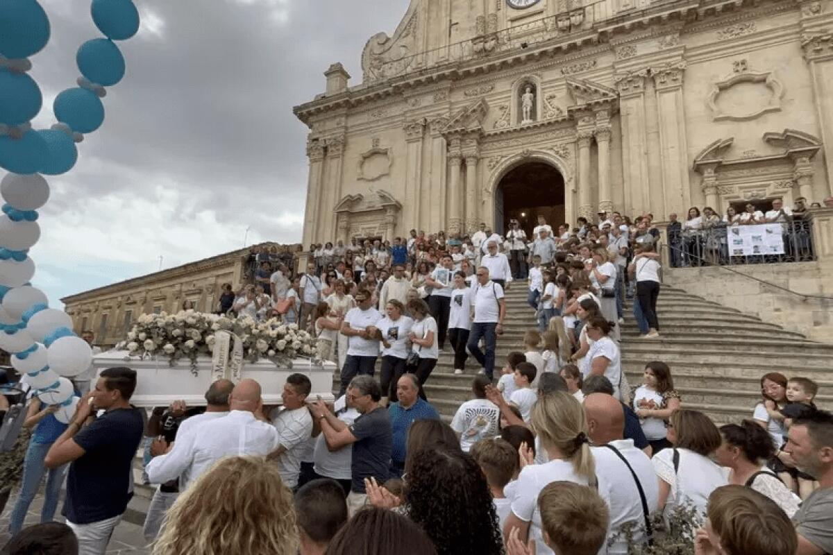 L’ULTIMO SALUTO A VINCENZO, MORTO NEL POZZO A 9 ANNI. LA MADRE: “SE C’È STATO SBAGLIO, VOGLIO GIUSTIZIA” - 