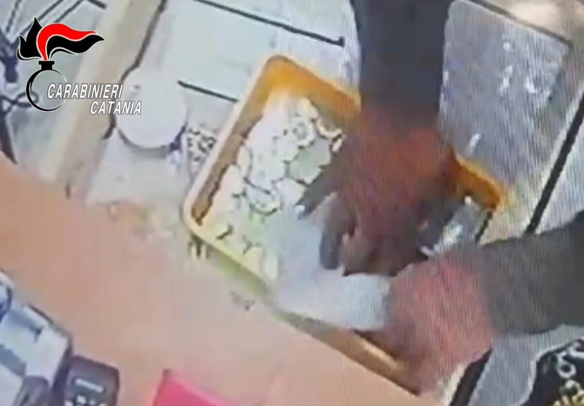 MISTERBIANCO: RAPINA CON VIOLENZA AD INGROSSO COMMERCIALE GESTITO DA CINESI, UN ARRESTO SI CERCA IL COMPLICE - 