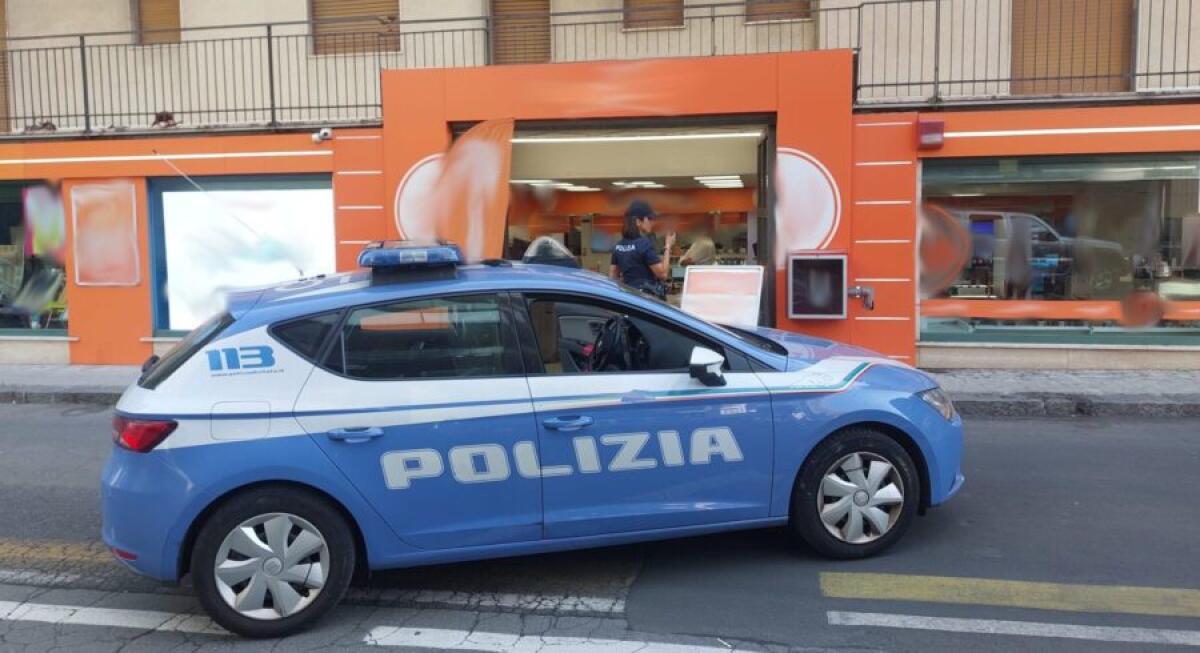 IN DUE RAPINANO NEGOZIO CATANIA, CLIENTI BLOCCANO UN BANDITO - 