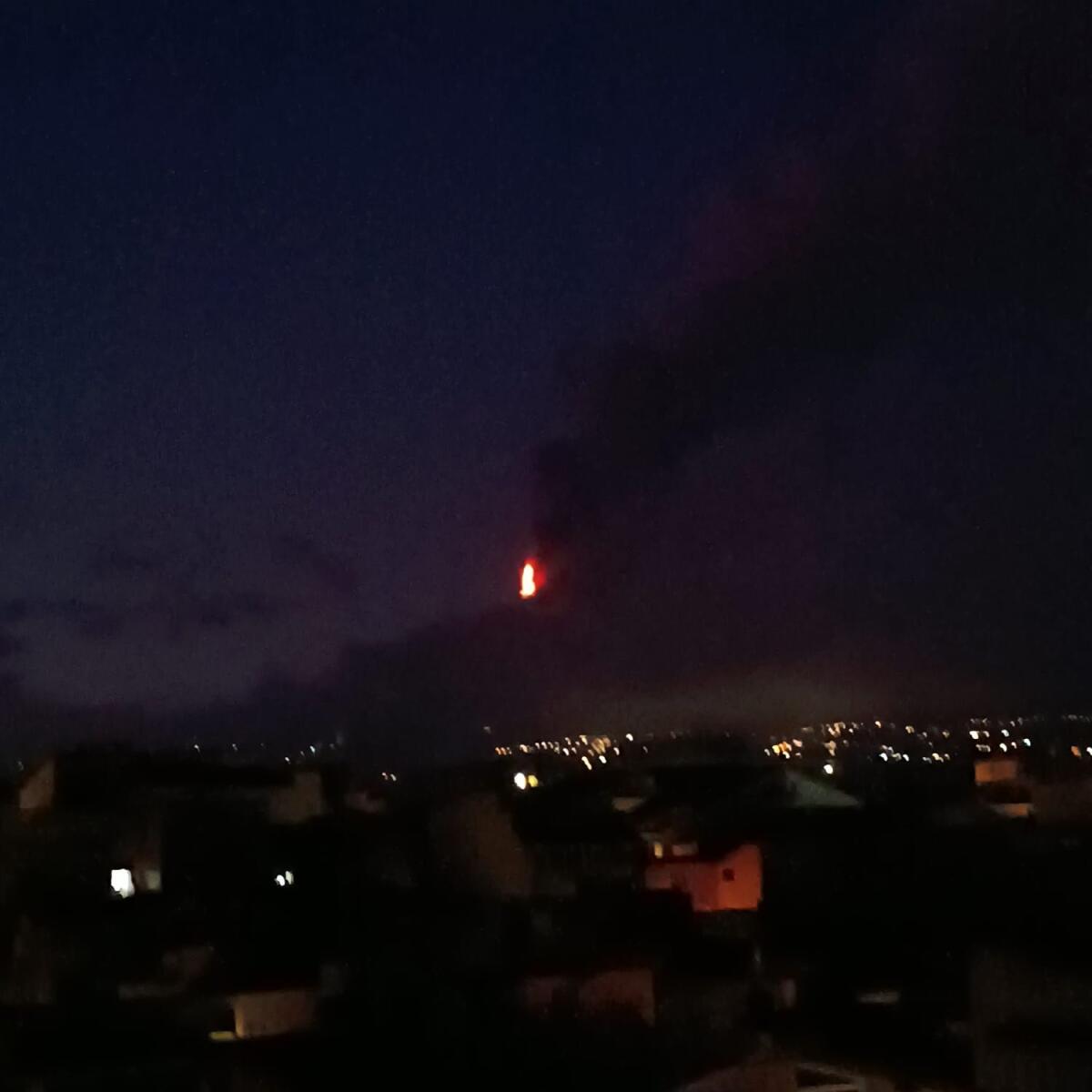 ETNA E STROMBOLI IN ERUZIONE SIMULTANEA CON COLONNE DI VAPORE, CENERI, COLATE LAVICHE E PICCOLO TSUNAMI - 