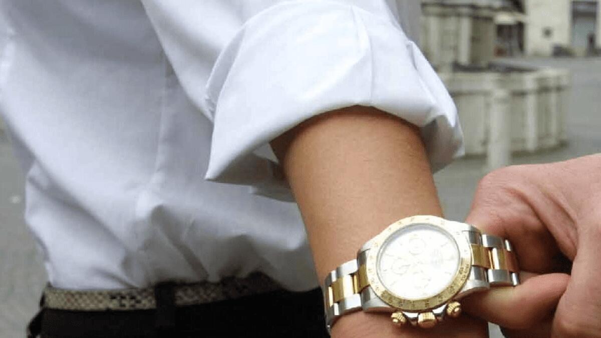 CATANIA: RAPINATO A MANO ARMATA, FERITO E DERUBATO DEL ROLEX - 