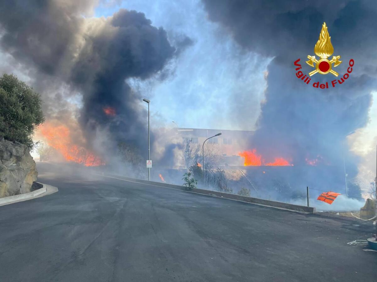 INCENDIO DI STERPAGLIE A MASCALUCIA: INTERVENTO IN CORSO, LE FIAMME MINACCIANO ABITAZIONI - 