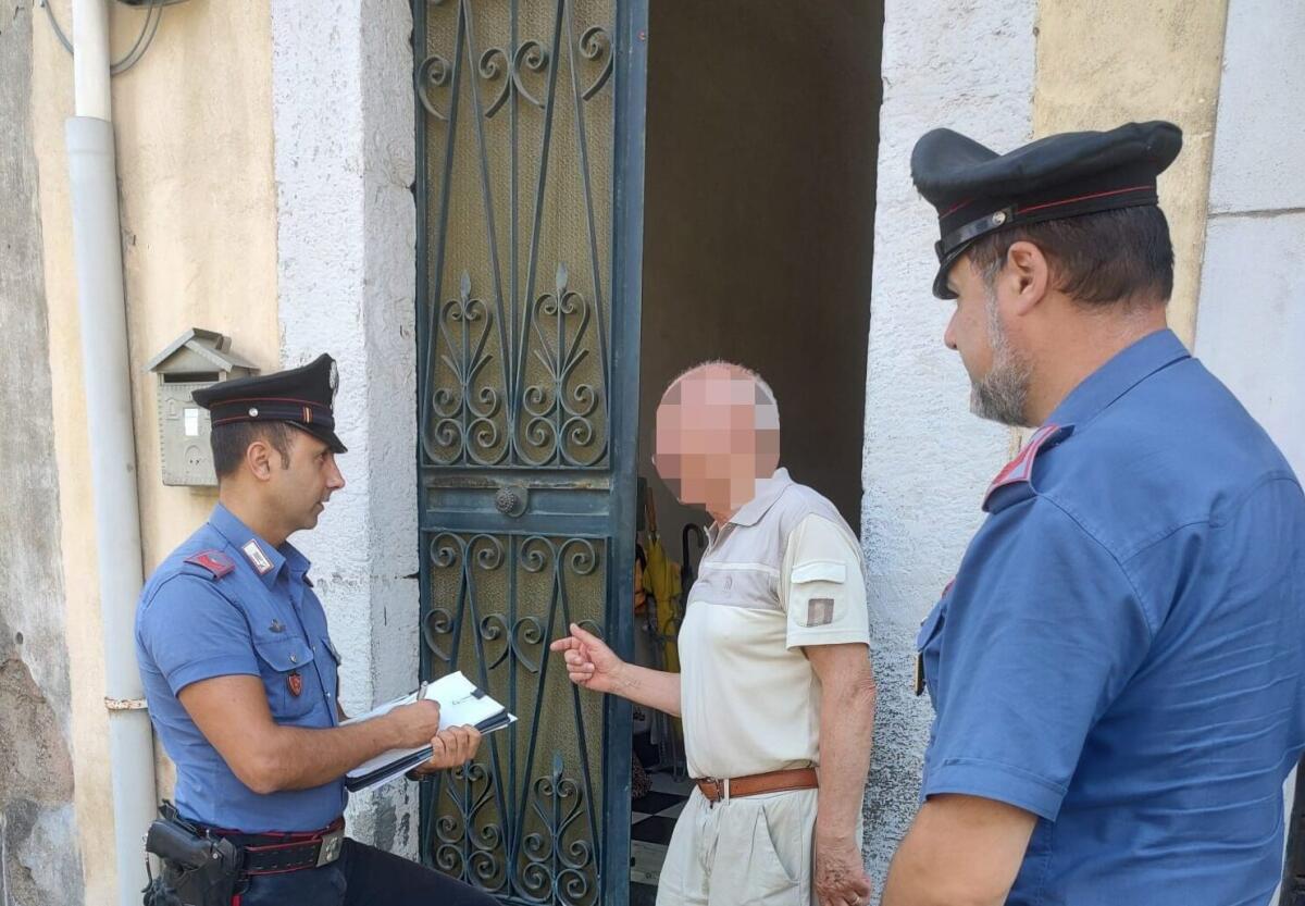 TREMESTIERI ETNEO . FINTI IMPIEGATI ENEL CHIEDONO SOLDI PER SOSTITUIRE UN CONTATORE: BECCATI E DENUNCIATI DAI CARABINIERI - 