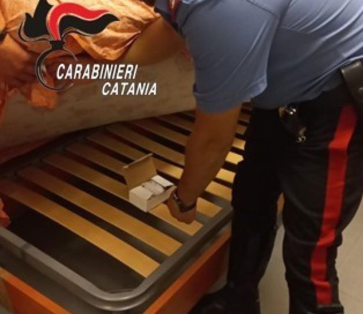 CATANIA, I CARABINIERI INTERVENGONO PER UNA LITE FAMILIARE MA “SCOPRONO” 120 DOSI DI COCAINA - 