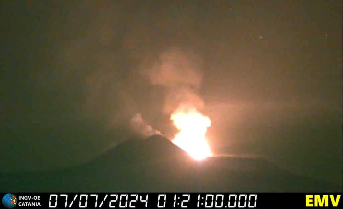 NUOVO PAROSSISMO IN CORSO SULL’ETNA,  TREMORE VULCANICO A LIVELLO ROSSO - 