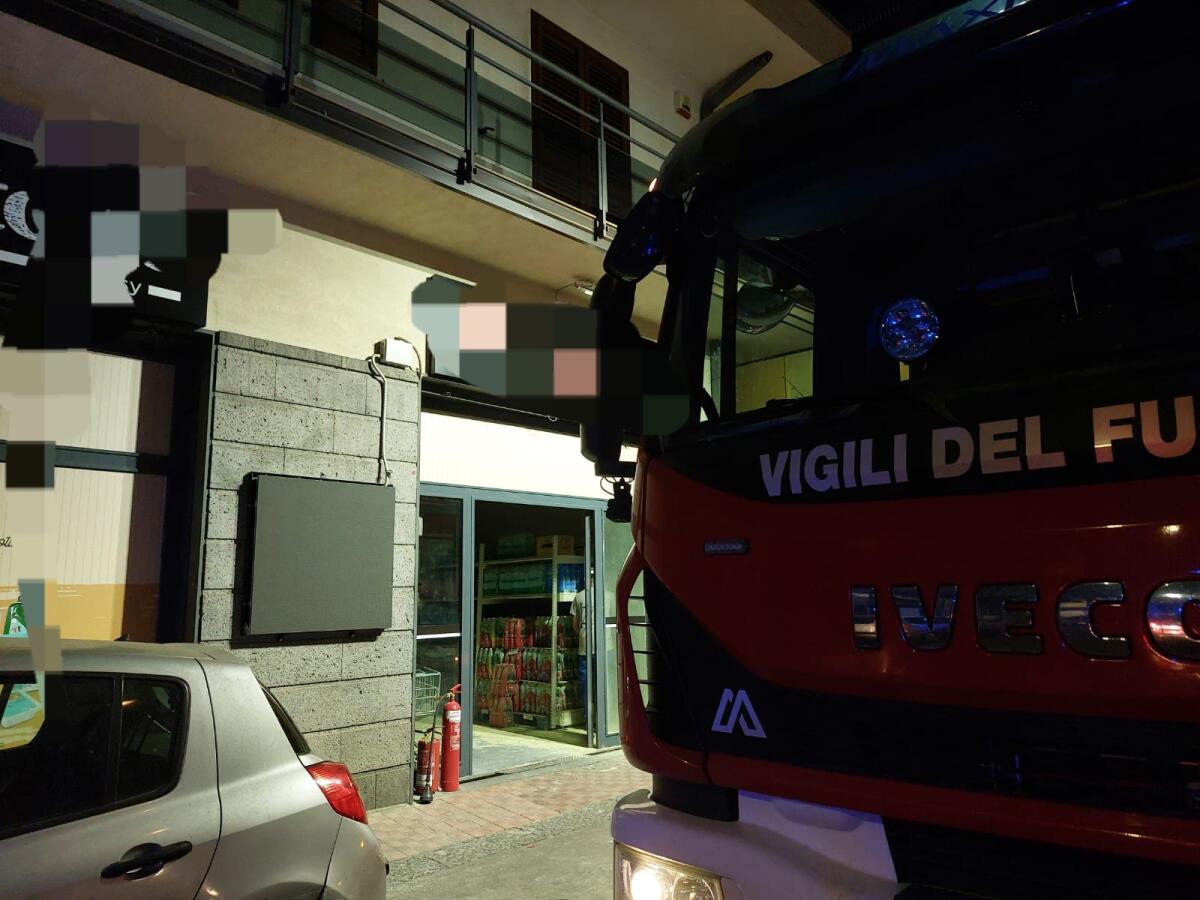 PRINCIPIO DI INCENDIO IN UN NEGOZIO DI VIA FIUME A PATERNO':  INTERVENTO DEI VIGILI DEL FUOCO - 