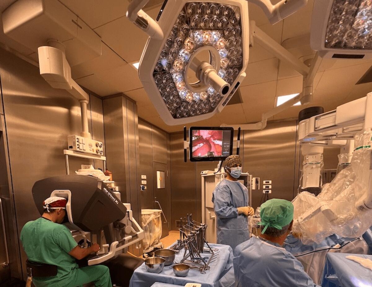 POLICLINICO DI CATANIA, TUMORE ALL'ESOFAGO ASPORTATO CON ROBOT: PRIMO INTERVENTO MULTIDISCIPLINARE DEL GENERE IN SICILIA - 