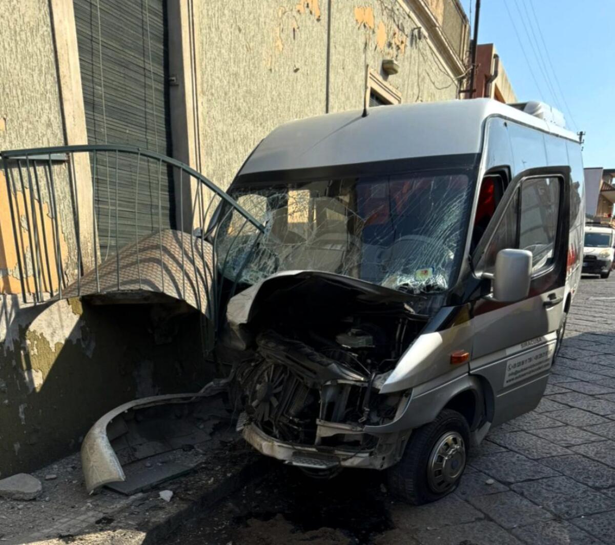 INCIDENTE STRADALE A SANTA VENERINA: MINIBUS SI SCHIANTA CONTRO UN MURO, SOCCORSI SUL POSTO, FERITI - 