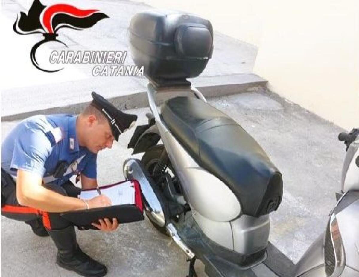 PATERNÒ. CIRCOLAVA CON UNO SCOOTER CON TARGA E TELAIO MODIFICATI. DENUNCIATO PER RICICLAGGIO. - 