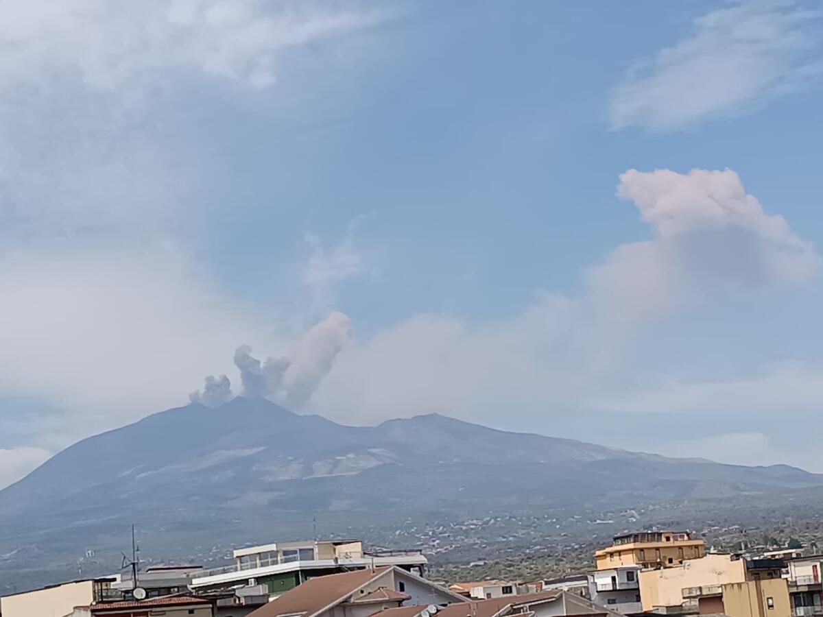 ETNA, SI APRE IL CRATERE DI NORD EST: BOATI E TREMORE VULCANICO IN AUMENTO - 