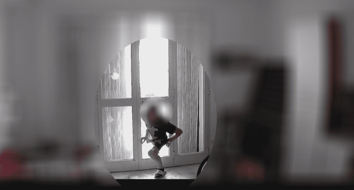 ACI CASTELLO, SVALIGIA APPARTAMENTO E POI CERCA LA FUGA A NUOTO - 