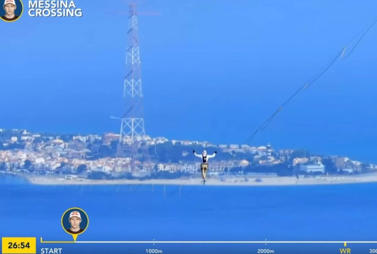 JAAN ROOSE ATTRAVERSA LO STRETTO DI MESSINA SU UNA FUNE, MA LA CADUTA A 80 METRI DAL TRAGUARDO INVALIDA IL RECORD - 