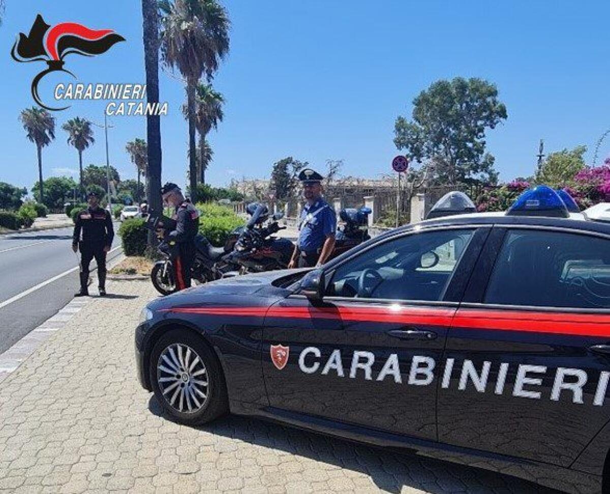 CATANIA. VOLEVANO RUBARE L’AUTO DI UN BAGNANTE ALLA PLAYA. ARRESTATI DAI CARABINIERI - 