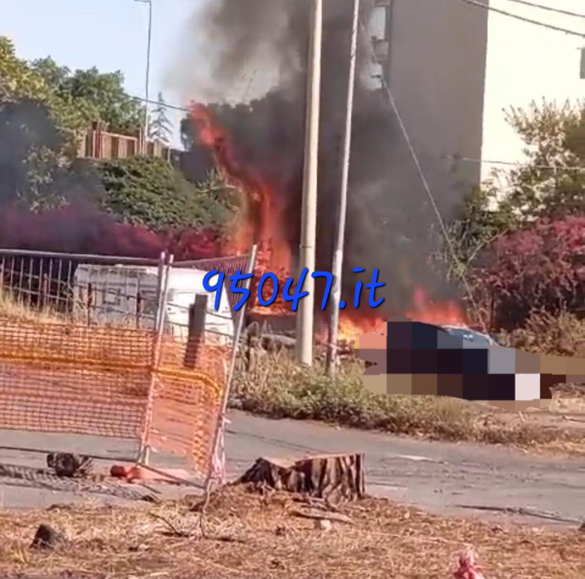 INCENDIO A PATERNÒ: LE FIAMME COINVOLGONO UNA ROULOTTE - 