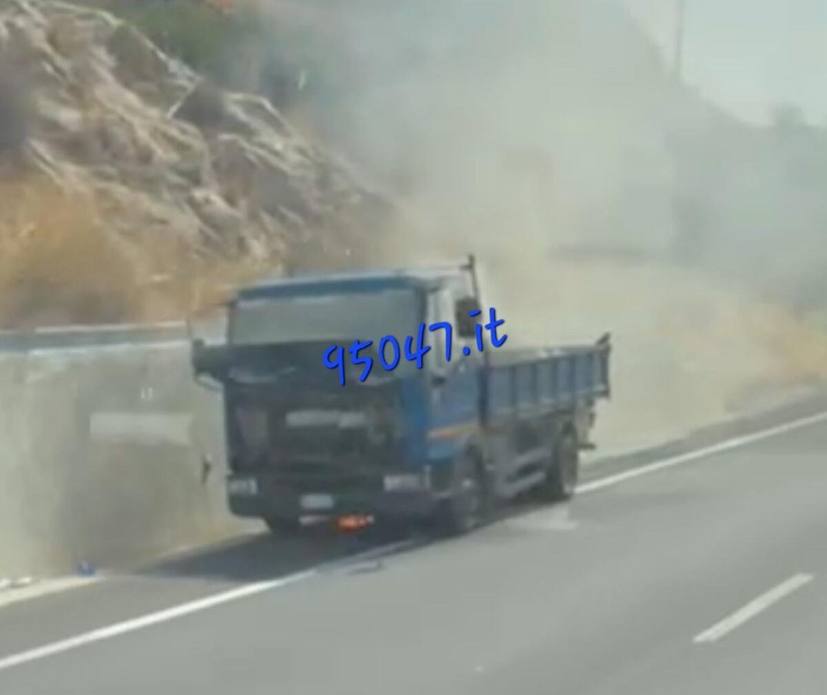 FURGONE IN FIAMME SULLA CATANIA-GELA: CONDUCENTE ILLESO - 