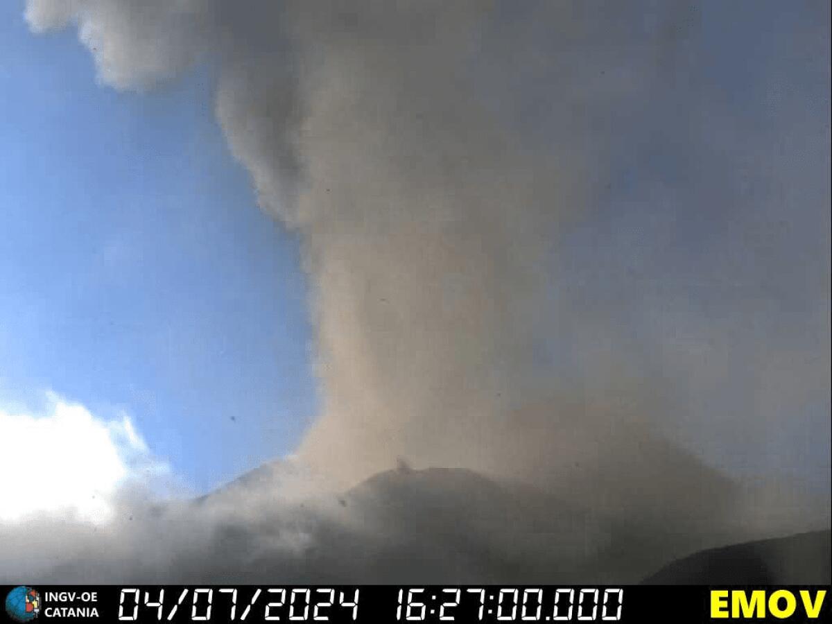 PAROSSISMO IN CORSO SULL'ETNA: CENERE SU CATANIA E POSSIBILE CHIUSURA DELL'AEROPORTO - 