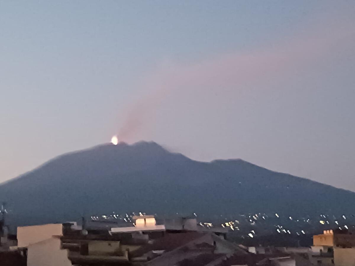 ETNA, IN CORSO FORTE ATTIVITÀ STROMBOLIANA E FORTI BOATI: TREMORE VULCANICO A LIVELLO ROSSO - 