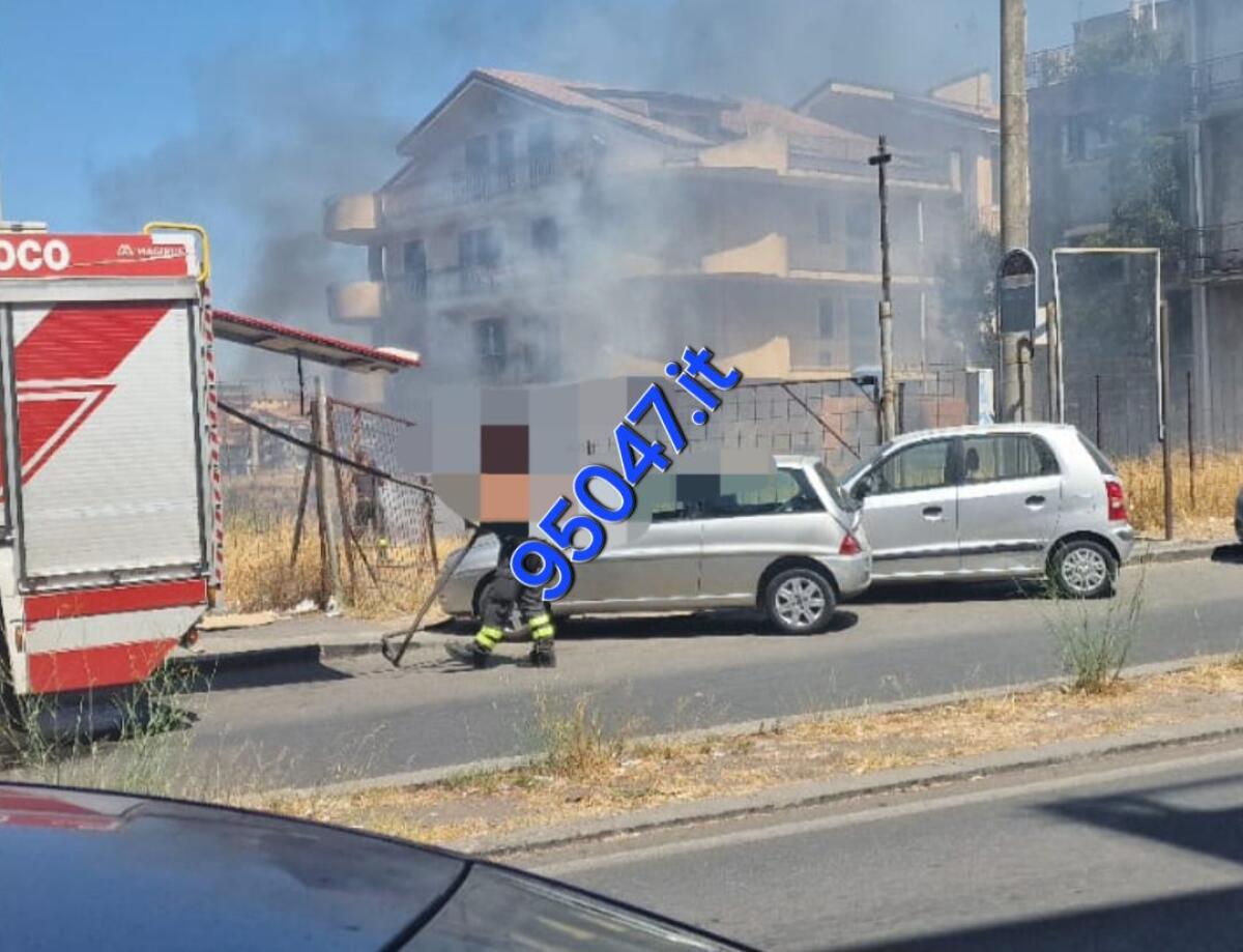 PATERNÒ: STERPAGLIE IN FIAMME IN VIA STAZIONE CIRCUMETNEA - 