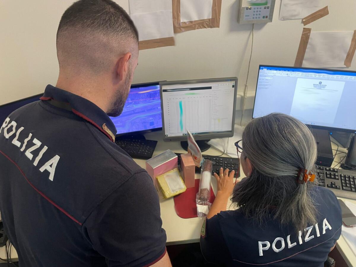 RUBA SALUMI, FORMAGGI E PROFUMI IN AEROPORTO E SI NASCONDE NEL BAGNO. ARRESTATO 50ENNE DI ADRANO - 