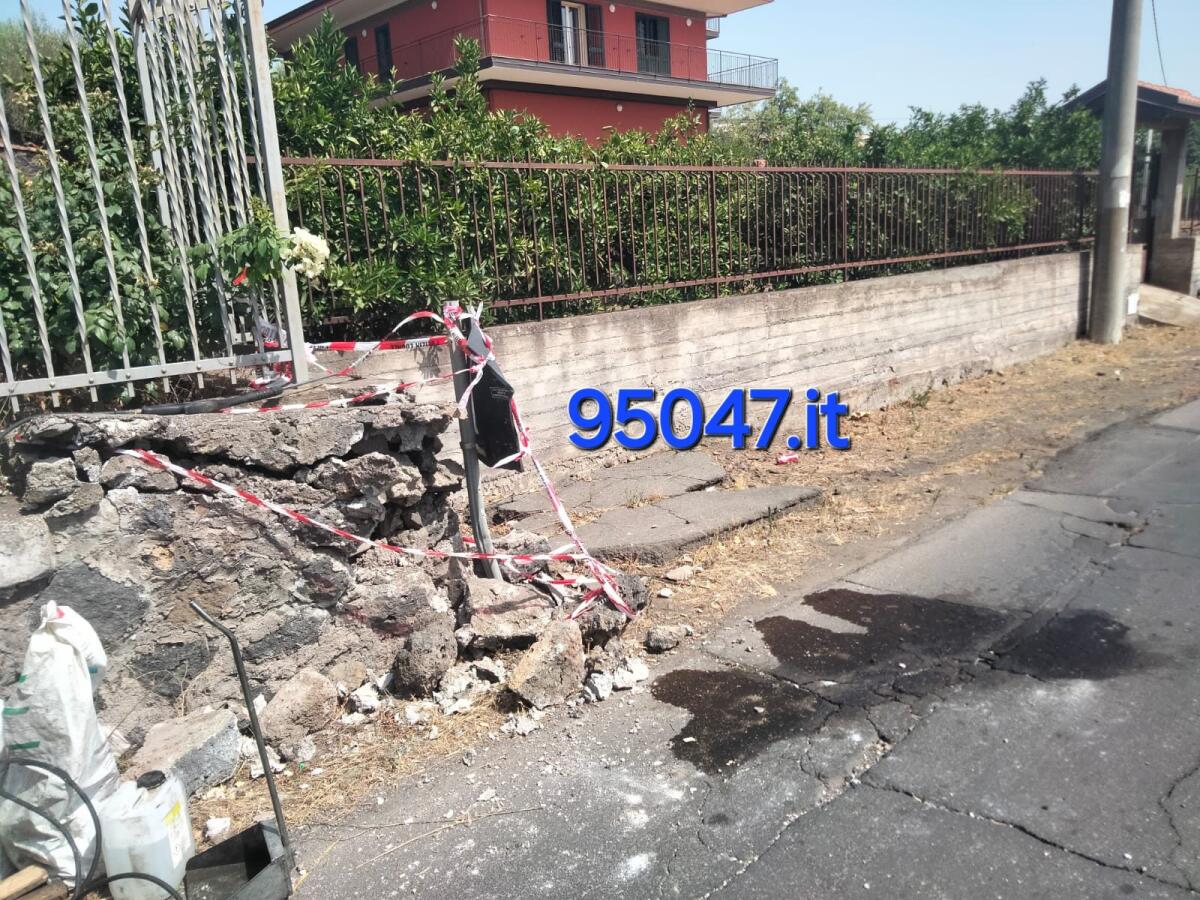 AUTO CONTRO MURO IN ZONA PALAZZOLO,  DONNA FERITA - 