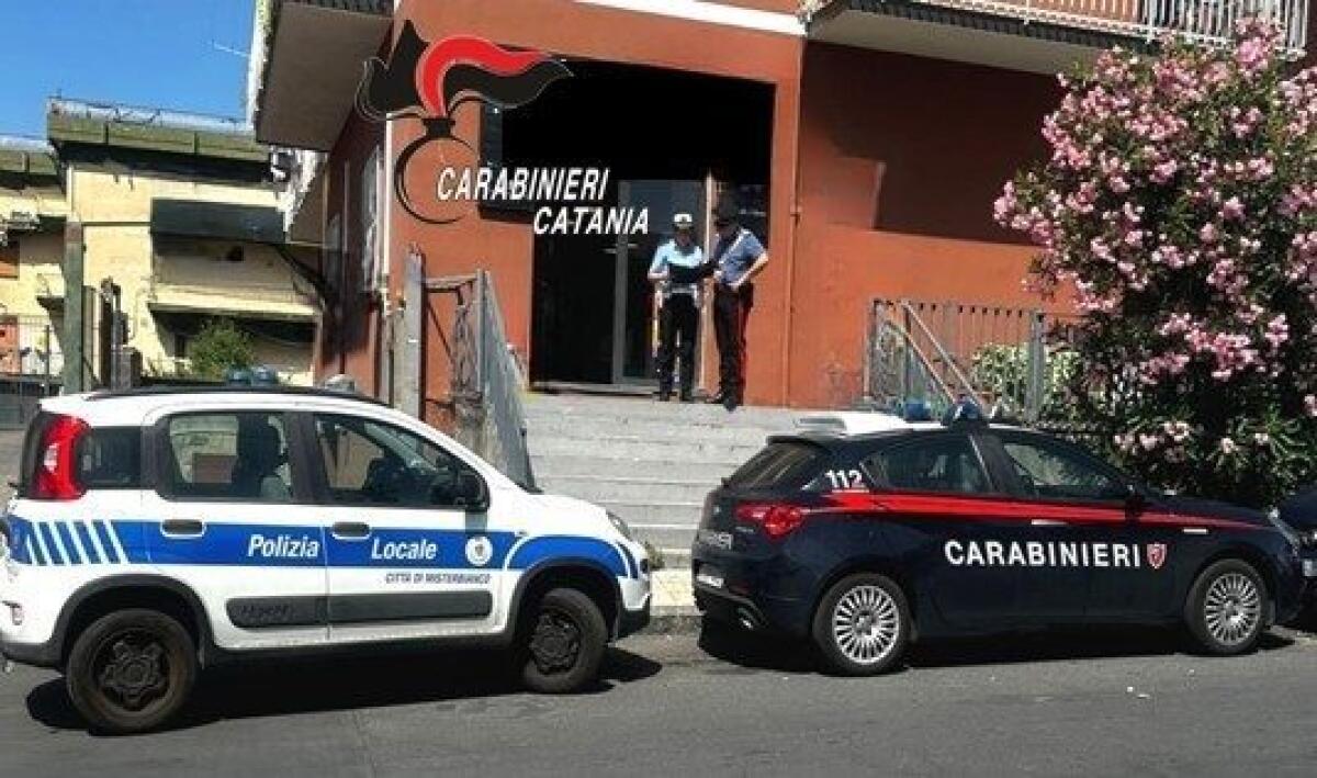 CONTROLLI ALLE ATTIVITÀ COMMERCIALI DI MISTERBIANCO, CHIUSO UN INGROSSO D'ABBIGLIAMENTO - 