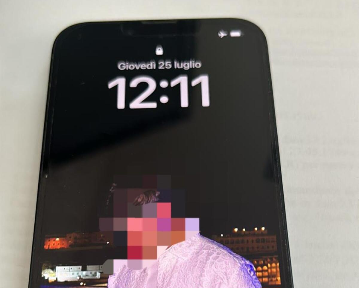 PATERNÒ. RITROVATO IPHONE ZONA MERCATO: CONSEGNATO ALLA POLIZIA MUNICIPALE - 